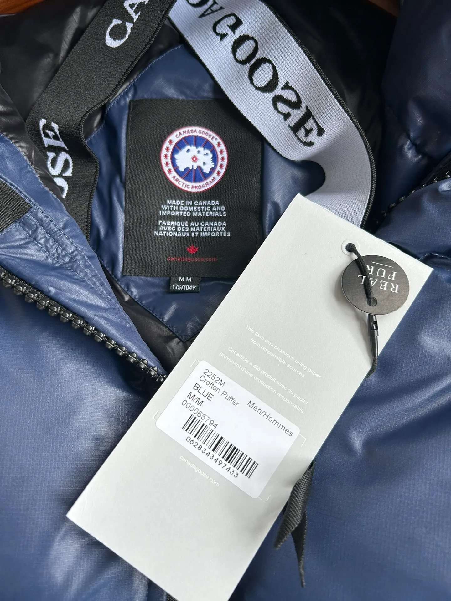 P820 ​​Dark Blue Style No.: Y111 𝘾𝘼𝙉𝘼𝘿𝘼 𝙂𝙊𝙊𝙎𝙀/Canada Goose 2023 Limited New Crofton Puff Down Jacket Pure Guangzhou Inspection 80 White Duck Down Filling‼  Top version, ceiling level‼ Crofton soft bread, the latest style in 2023, has a cold protection effect of up to level 4. It is made of recycled Feather-Light tear-resistant fabric. It is ultra-light and has no weight on the upper body at all! The unique black label highlights your temperament‼  Canada Goose, a Canadian brand, has always been recognized as the warmest down jacket. Various Instagram celebrities, Internet celebrities, and celebrities often wear it for street photos. I do Canada Goose every year, but I still can’t get rid of my love for the geese. No matter how cold the winter is, there is no need to be afraid, because there are geese! Filled with 80% white duck down, Canada Goose is the legendary warmest down jacket and is known as a must-have for Arctic outdoor sports! The most popular down jacket in the world, celebrities are rushing to buy it, it is a must-have! Same style for men and women Size: S~XXL